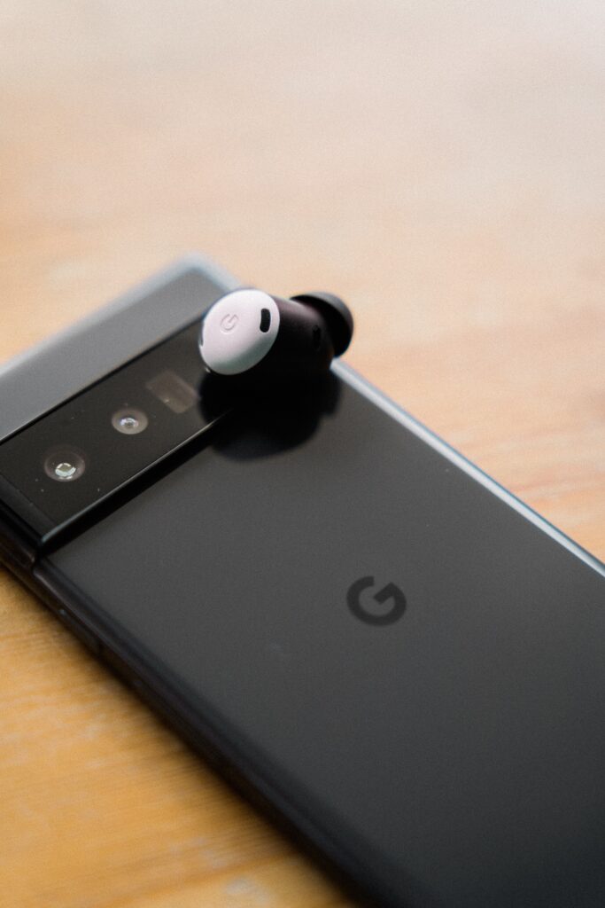 よく似たAndroidスマホとBluetoothイヤホン よく似たAndroidスマホとBluetoothイヤホン Androidスマホと相性